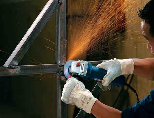 Máy mài góc dùng điện và dùng pin theo nhu cầu sử dụng
