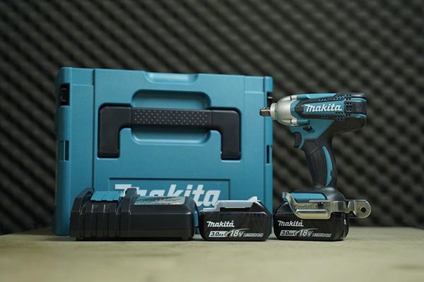 Máy siết bu lông pin Makita DTW190RFJX
