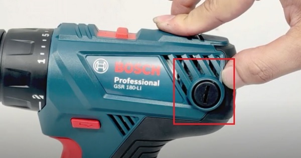 Vị trí chứa chổi than máy khoan pin