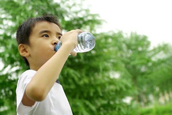 Cho trẻ uống đủ nước