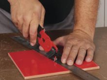 Cách cắt gạch bằng kìm