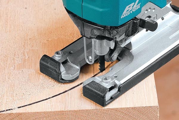 cách sử dụng cưa lọng cầm tay cắt đường cong