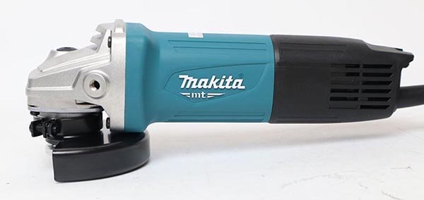 Thân máy thon gọn, có logo Makita-mt