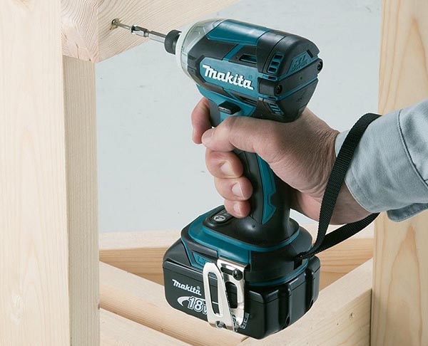 Máy vặn vít dùng pin Makita DTD149RAE