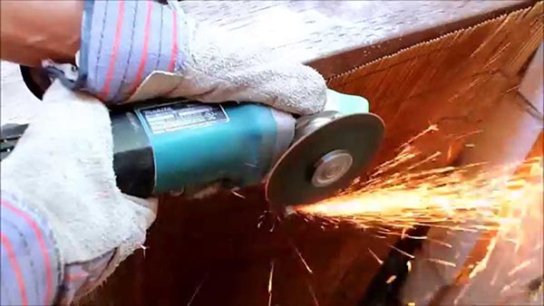 Cầm chắc máy cắt