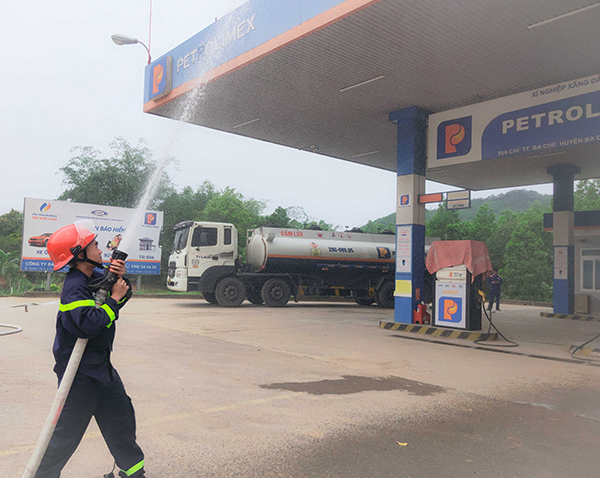 Phun nước giảm nhiệt độ trạm xăng