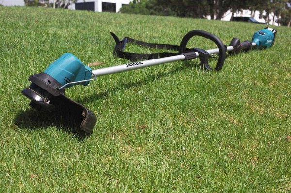 Máy cắt cỏ chạy pin tiện lợi dùng ngoài trời