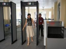 Cửa từ là gì? Bà bầu đi qua cửa từ có hại không?