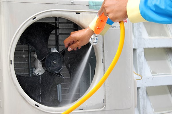 Tránh dùng nước trực tiếp để vệ sinh lốc điều hòa