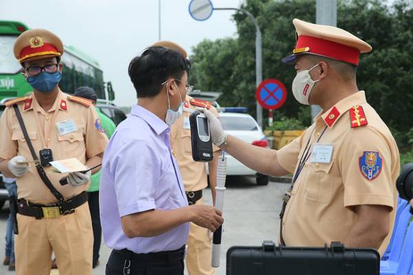 Cảnh sát giao thông được kiểm tra nồng độ cồn người lái xe