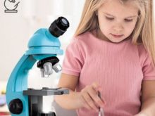 Kính hiển vi cho trẻ em-món quà thiêt thực của bố mẹ