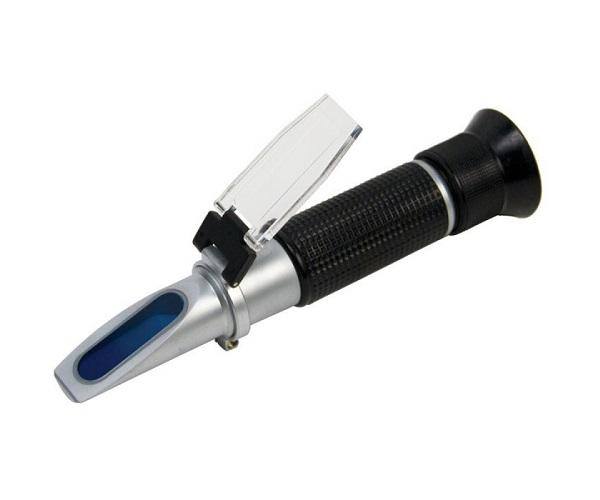 Dùng máy đo độ mặn cơ học để đo độ mặn của nước