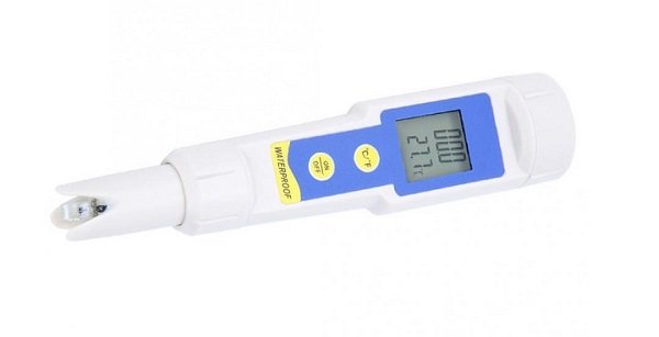 Sử dụng máy đo độ mặn điện tử đo độ mặn của nước mắm