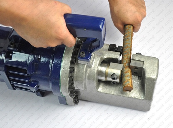 Máy có lực cắt và công suất lớn giúp cắt được các thanh sắt kích thước lớn