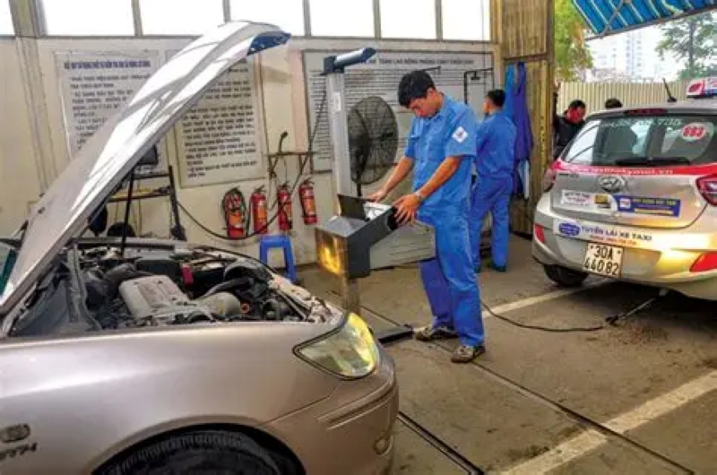 Nhân viên kỹ thuật đang đo nồng độ khí thải