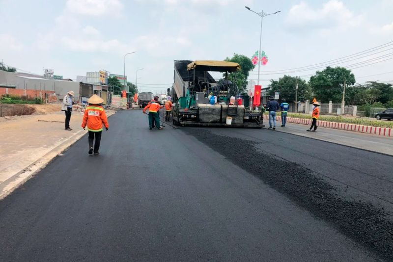 Các công nhân đang rải nhựa đường