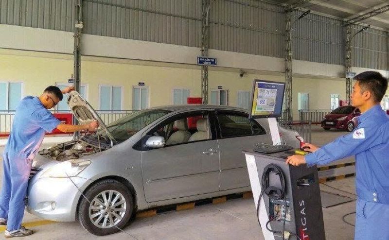 Kiểm tra sơ bộ tình trạng ô tô trước khi đo khí