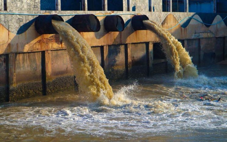 Nước thải từ các nhà máy chưa xử lý xả thải ra môi trường gây ô nhiễm nguồn nước.