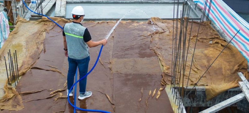 Bảo dưỡng bê tông bằng việc phủ bao vải ẩm