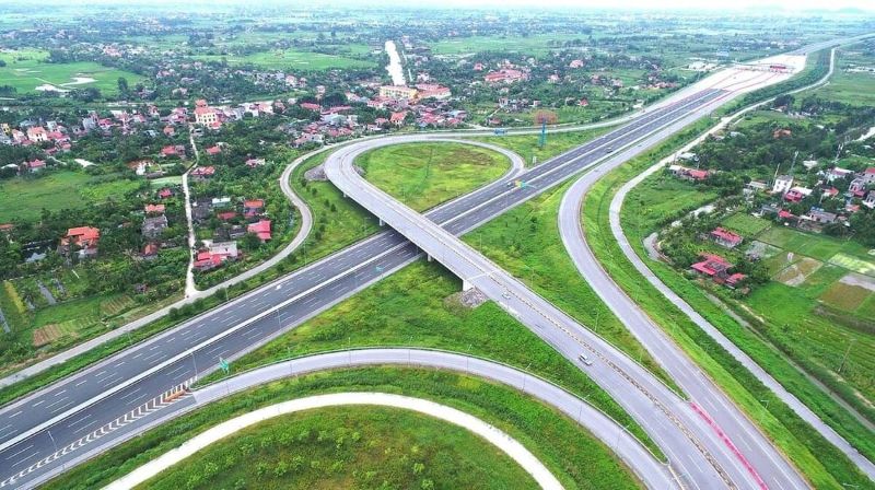 Công trình cầu đường đucợ xây mới giúp việc đi lại thuận tiện hơn