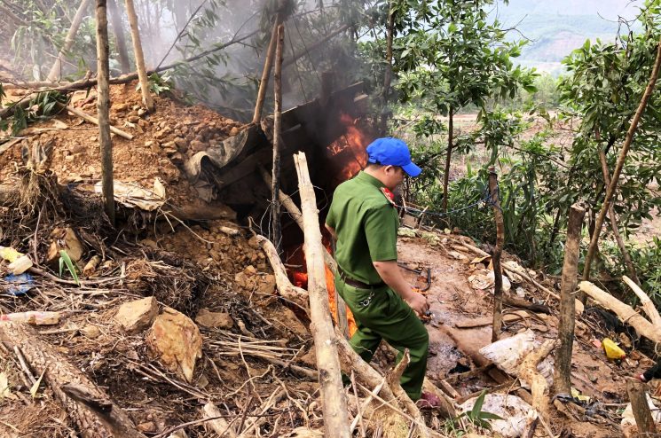 Tiêu hủy lán trại ngăn chặn việc khai thác vàng trái
