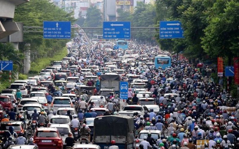 Tình trạng tắc nghẽn ô tô, xe máy gây ô nhiếm không khí diễn ra hàng ngày tại Hà Nội