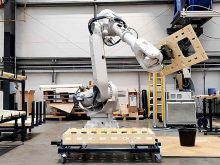 Robot thực hiện công việc khoan hoặc vận chuyển vật liệu tại công trường.