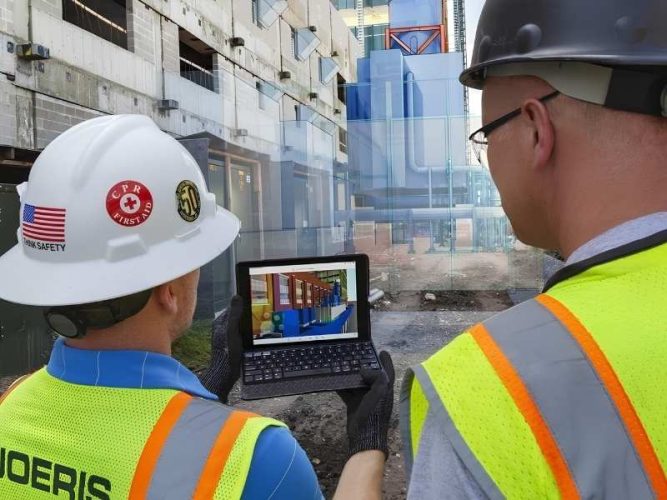 Kỹ sư sử dụng công nghệ AR để đối chiếu mô hình với công trình thực tế. 