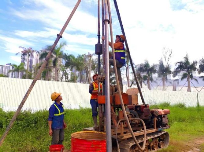 Các công nhân khoan khảo sát và lấy mẫu địa chất