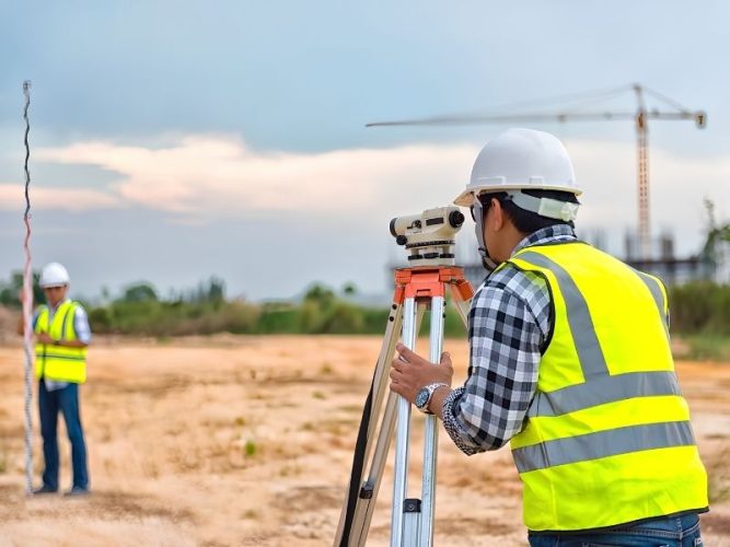Kỹ sư khảo sát và đo cao độ mặt bằng công trường